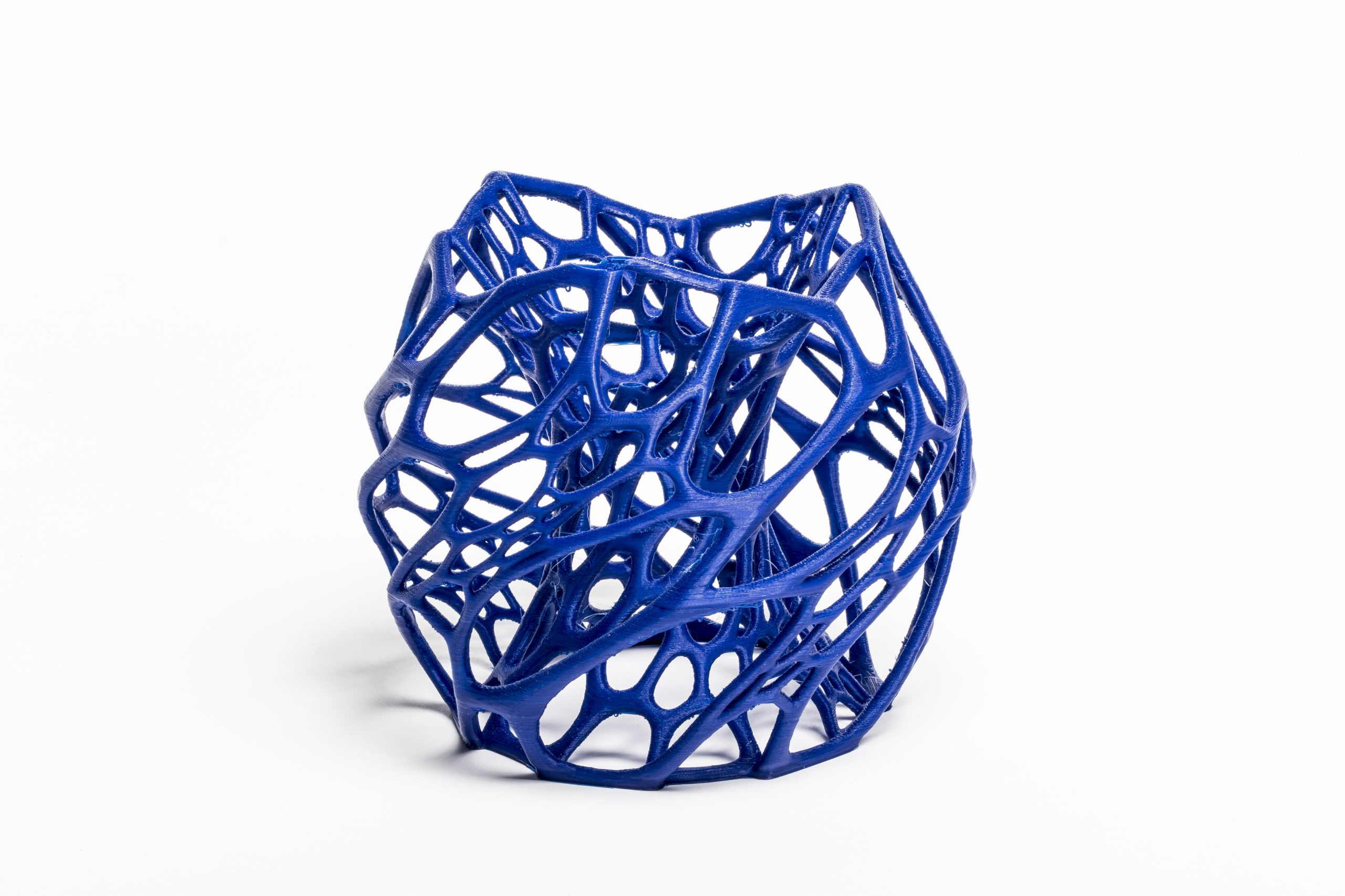 Blue openwork 3D-printed decorative vessel on a white background; third-party illustrative reference.